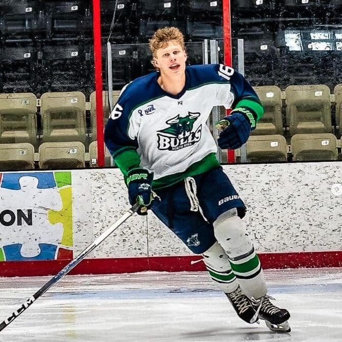 Jackson Schouten '05 with North Iowa Bulls (NAHL)